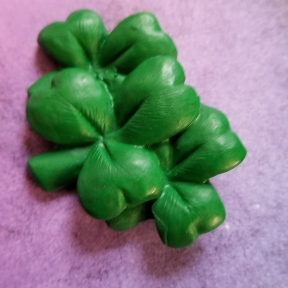 Vintage green shamrocks brooch pin St pattys day - Picture 4 of 6